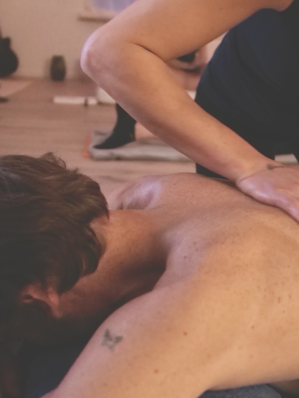 Massage: zwei Hände ruhen auf einem Rücken