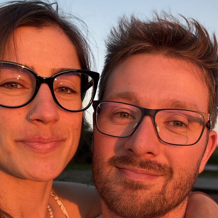 Annika und Marco dicht nebeneinander im Abendlicht